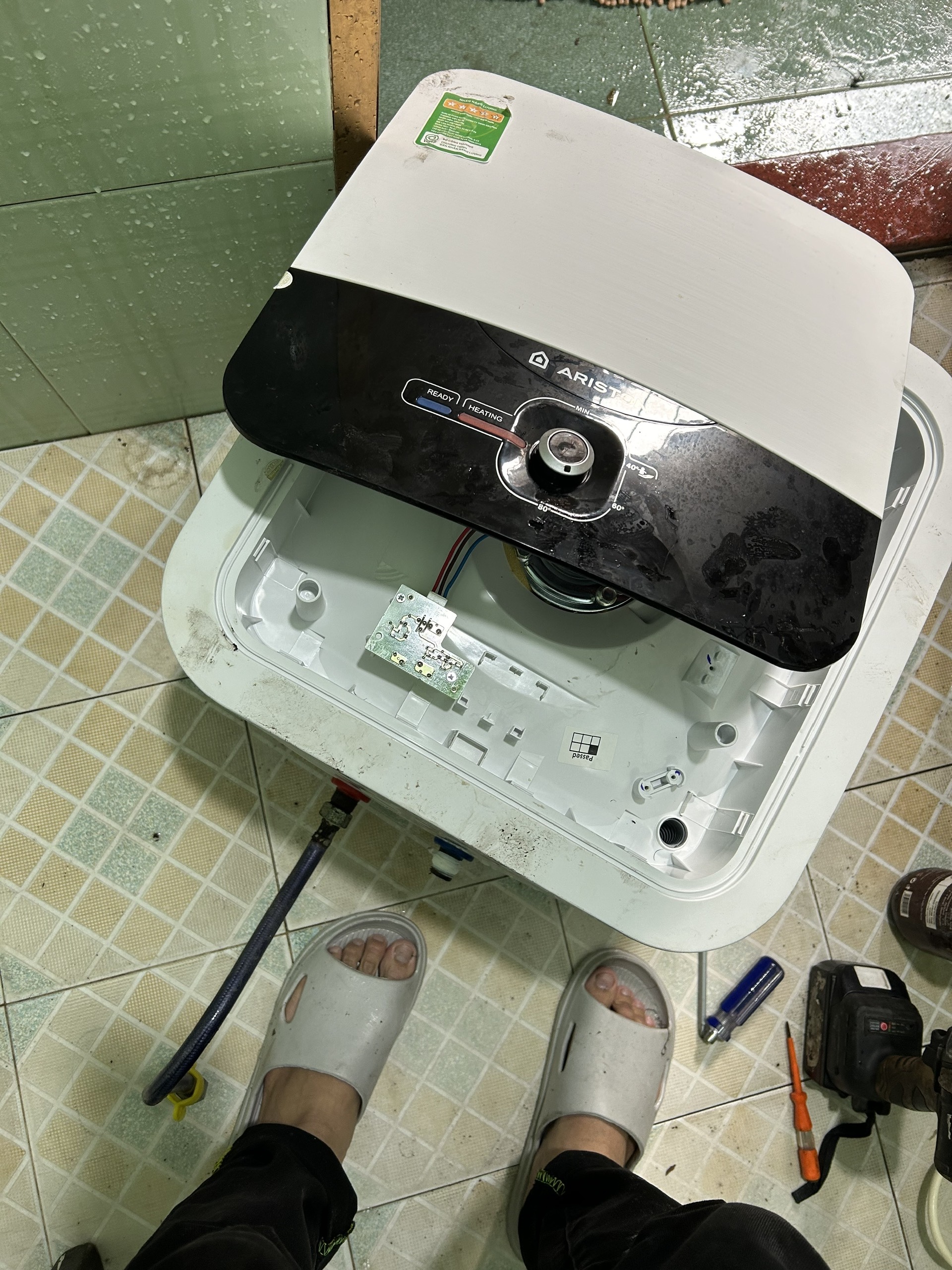 Kỹ thuật viên Điện Lạnh Nhất Phong sửa chữa bình nóng lạnh