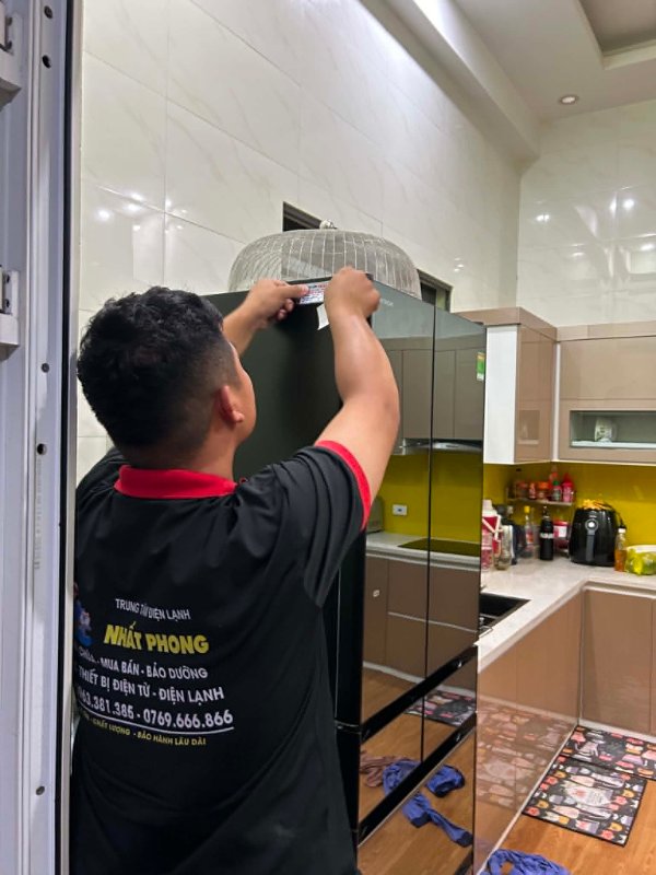 Kỹ thuật viên Điện Lạnh Nhất Phong sửa tủ lạnh tại nhà Hà Nội