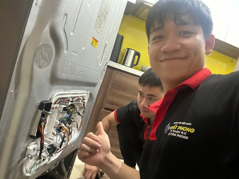 Kỹ thuật viên Điện Lạnh Nhất Phong kiểm tra và sửa chữa thiết bị tại nhà