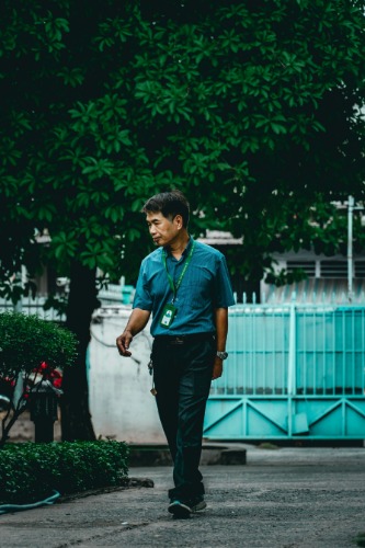 Khách hàng nam sử dụng dịch vụ sửa máy giặt Nhất Phong