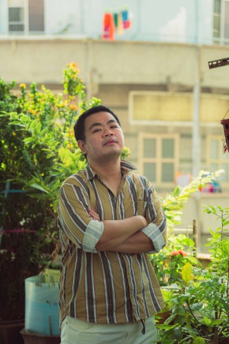 Khách hàng nam sử dụng dịch vụ sửa tủ lạnh không đông đá