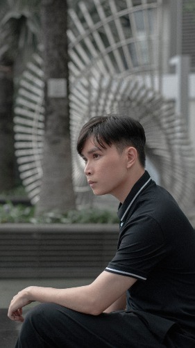 Khách hàng nam sử dụng dịch vụ sửa điều hòa không lên nguồn