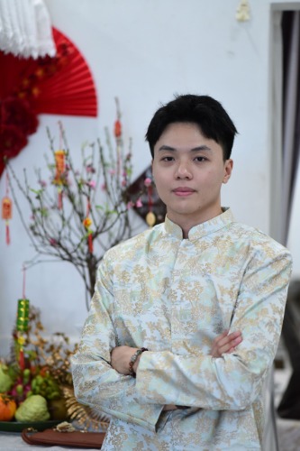 Khách hàng nam sử dụng dịch vụ sửa máy giặt không vắt