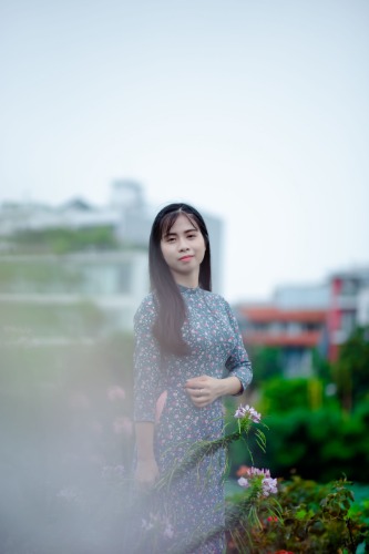 Khách hàng nữ sử dụng dịch vụ sửa tủ lạnh chảy nước
