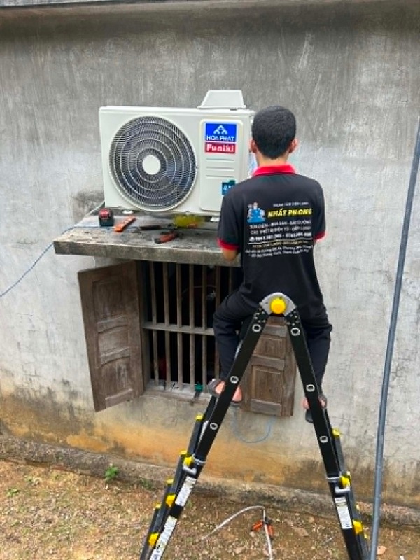 Kỹ thuật viên Điện Lạnh Nhất Phong sửa điều hòa tại Hà Nội
