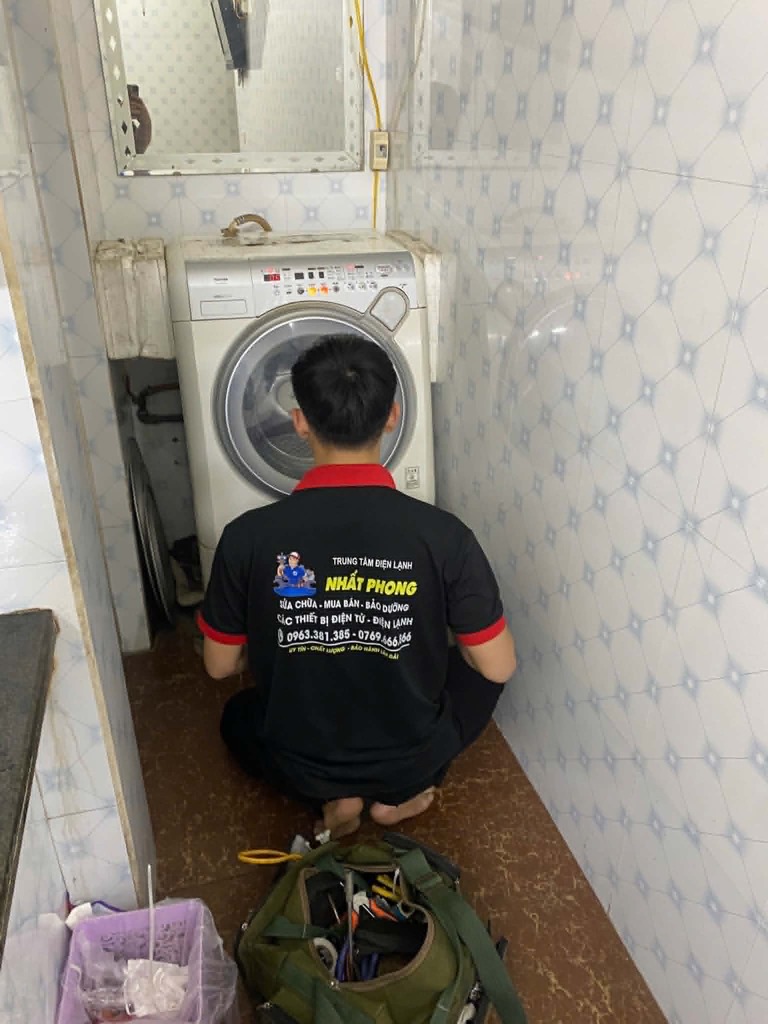 Kỹ thuật viên Điện Lạnh Nhất Phong sửa chữa máy giặt tại nhà