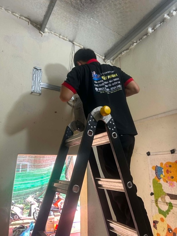 Kỹ thuật viên Điện Lạnh Nhất Phong kiểm tra thiết bị tại nhà