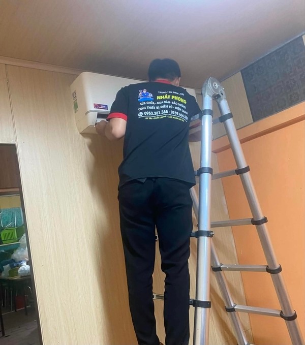 Kỹ thuật viên Điện Lạnh Nhất Phong làm việc tại nhà khách hàng