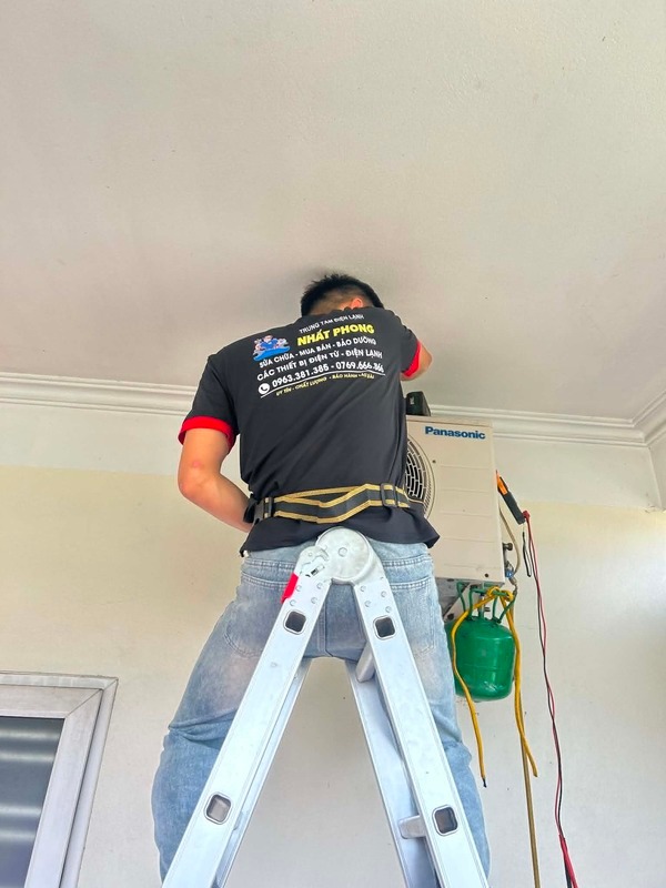 Kỹ thuật viên Điện Lạnh Nhất Phong kiểm tra thiết bị tại nhà