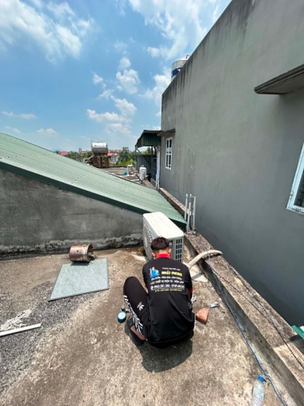 Kỹ thuật viên kiểm tra nguồn điện và bo mạch điều hòa