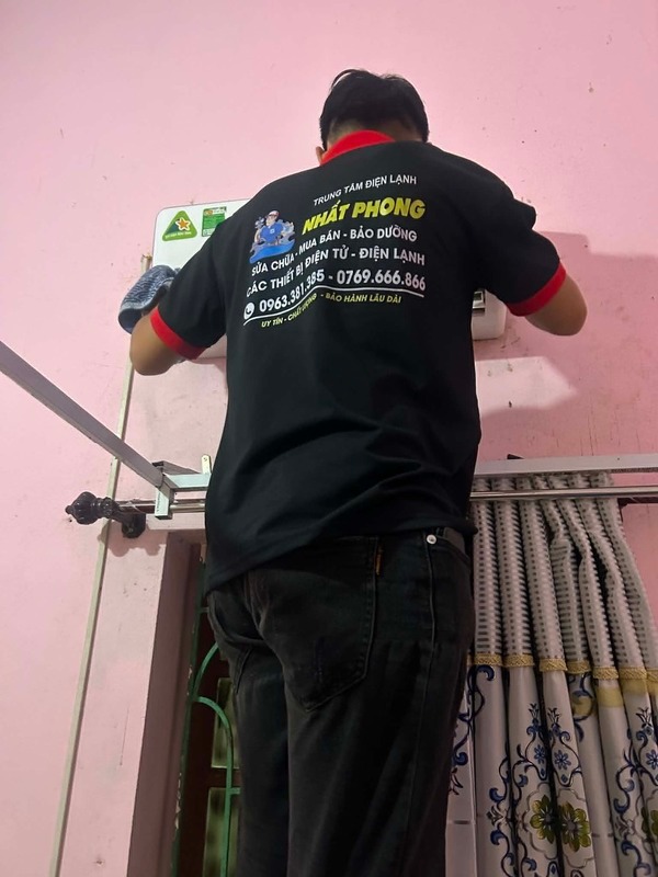 Kỹ thuật viên Nhất Phong sửa chữa thiết bị điện lạnh tại nhà